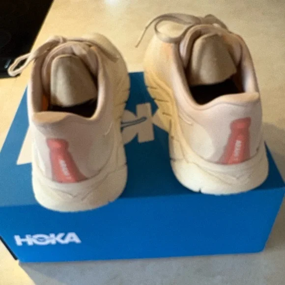 Women’s HOKA sneakers. Reduced to lowest price!! - Picture 3 of 6